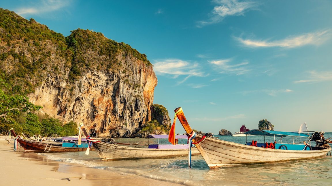 টিকাপ্রাপ্ত পর্যটকদের জন্য কোয়ারেন্টিনের সময় কমাচ্ছে থাইল্যান্ড