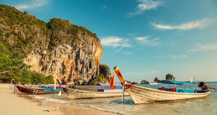 টিকাপ্রাপ্ত পর্যটকদের জন্য কোয়ারেন্টিনের সময় কমাচ্ছে থাইল্যান্ড