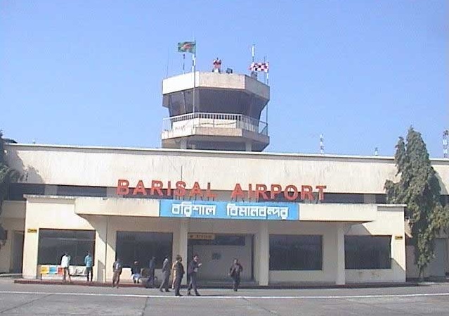 বরিশাল বিমান বন্দরের সীমানা প্রাচীর ভেঙ্গে চলাচলের রাস্তা