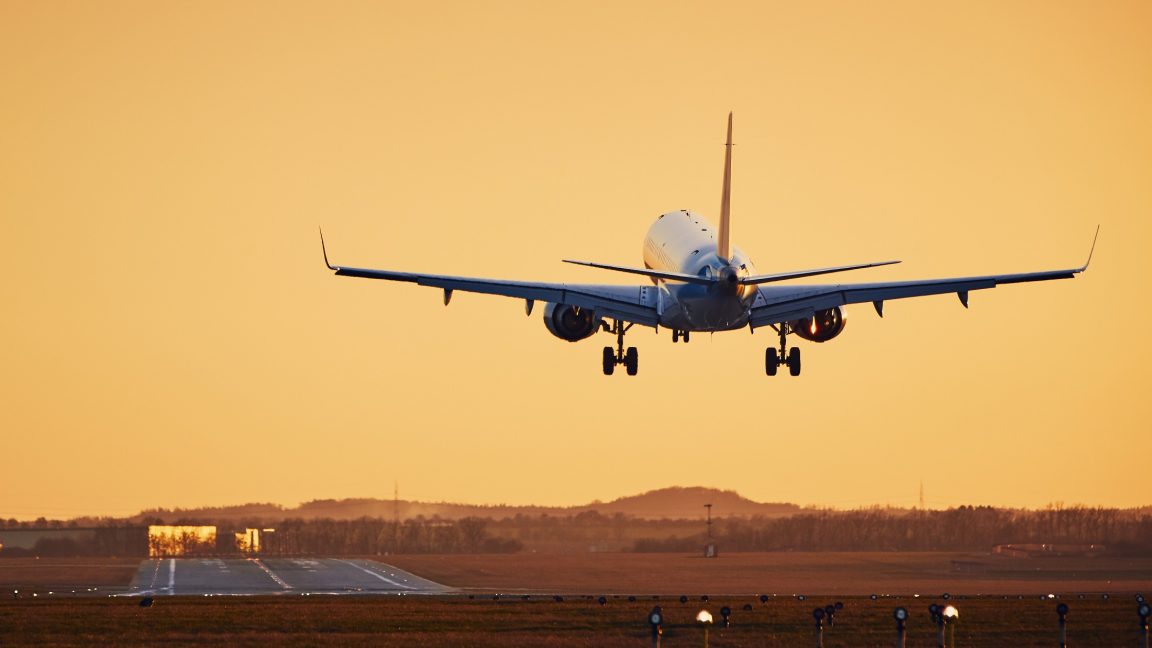 দুই ইসরাইলি যাত্রীর কারণে মাঝ পথ থেকে ফিরে এলো বিমান