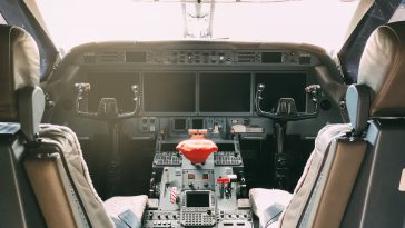 বিমানের ককপিটে ভাঙচুর করে পালানোর সময় যাত্রী আটক