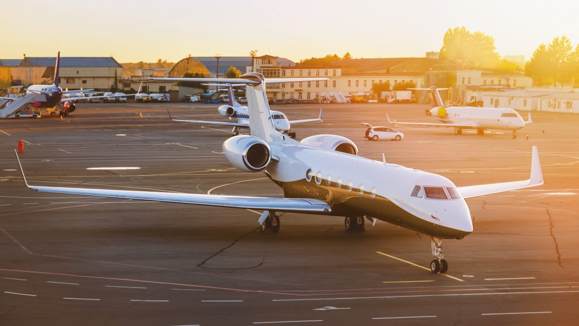 বিমানের টিকিটের দাম কমার কোনো লক্ষণ নেই