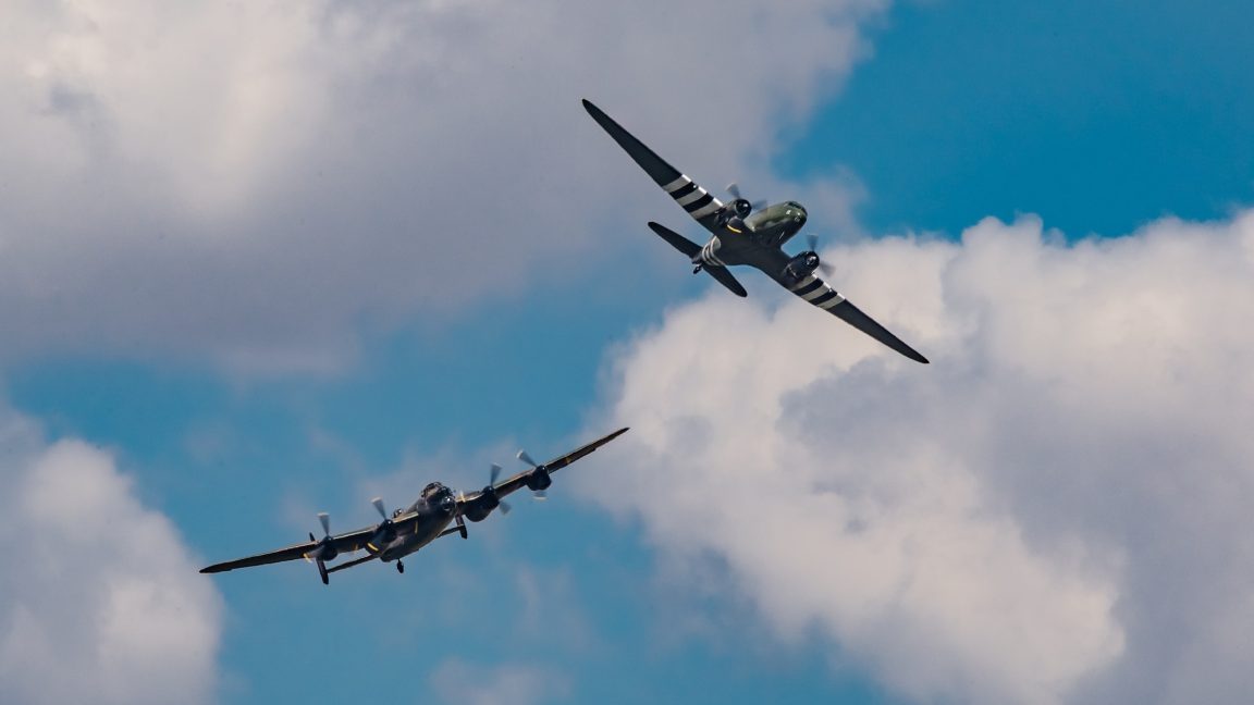 বিধ্বস্ত দুই বিমান