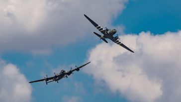 বিধ্বস্ত দুই বিমান