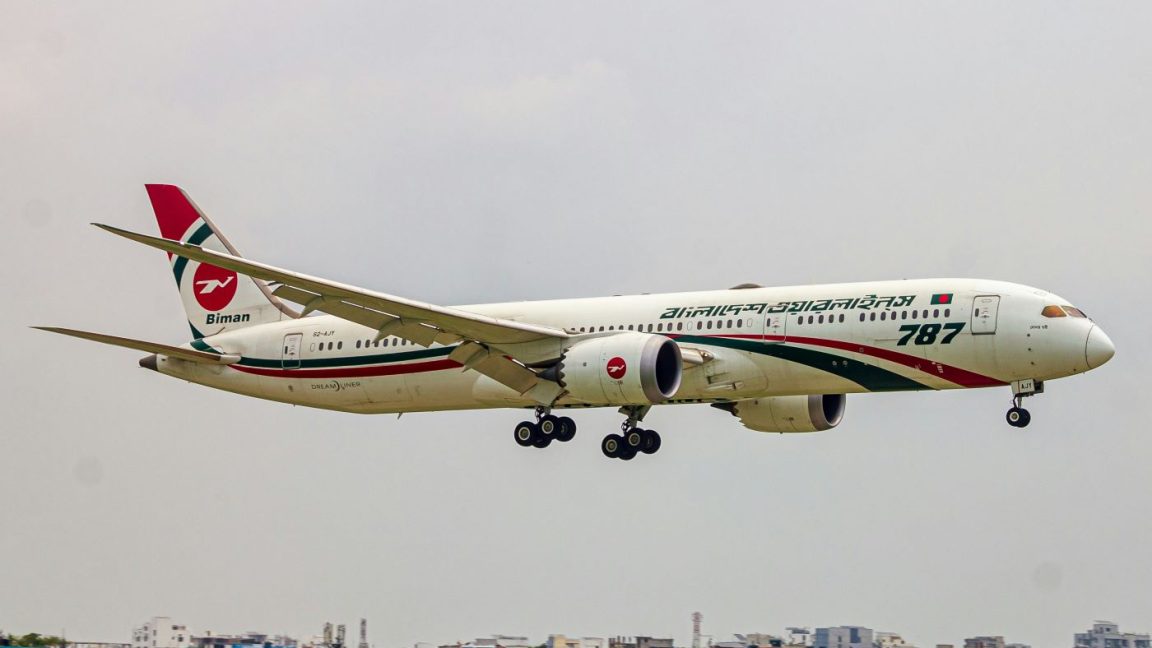 বিমান বাংলাদেশের ফ্লাইট ঢাকা বিমানবন্দরে জরুরি অবতরণ করেছে